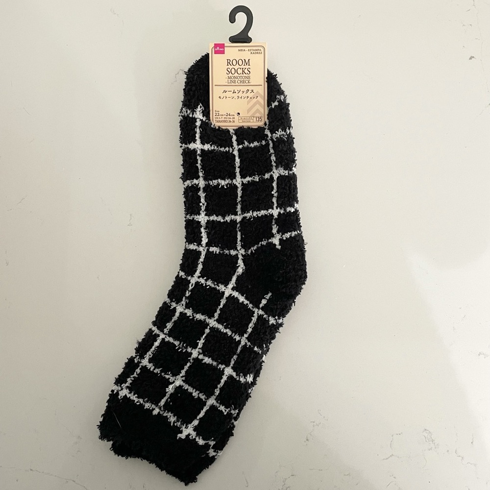 NWT Daiso Women’s Fuzzy Socks